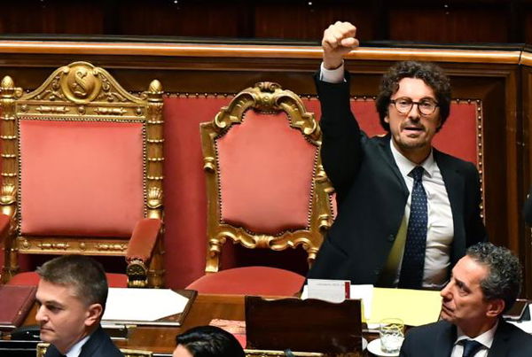 Toninelli ha fatto gestacci durante il voto al Senato sul decreto Genova | VIDEO