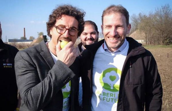 Toninelli mangia la mela avvelenata di Casaleggio come dice Crozza