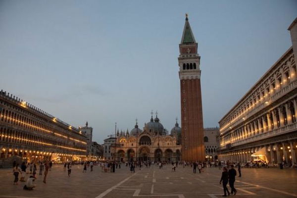 I vigili di Venezia hanno multato un bambino di 4 anni che girava in monopattino