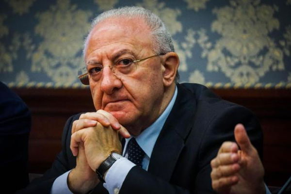 Vincenzo De Luca: «Caro Di Battista, torna in Italia a raccogliere pannocchie»