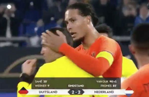 Nations League, l’arbitro piange per la morte della mamma: giocatore dell’Olanda lo abbraccia | VIDEO