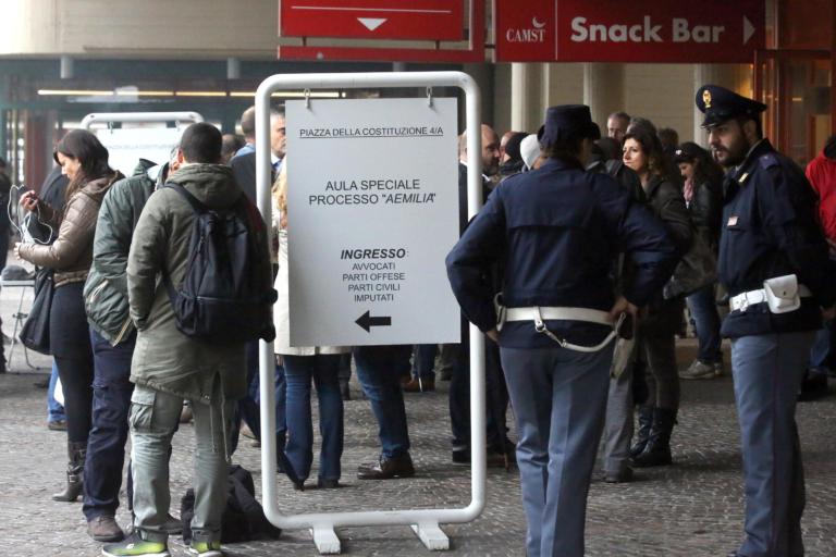 Francesco Amato, condannato Aemilia, asserragliato in ufficio postale con ostaggi