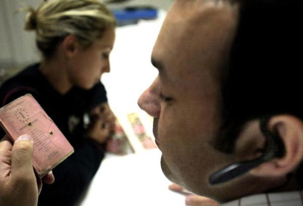 Il Movimento 5 Stelle vuole vietare le telefonate con gli auricolari alla guida