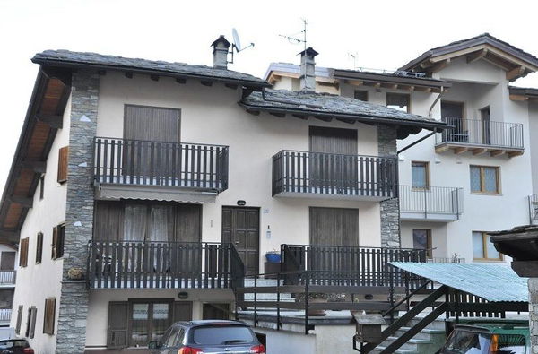 La tragedia familiare ad Aosta: madre uccide i due figli con un’iniezione letale, poi si suicida