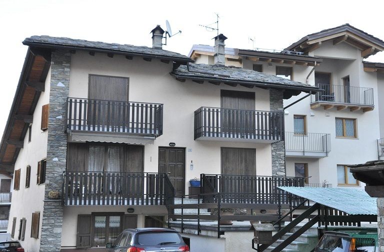 La tragedia familiare ad Aosta: madre uccide i due figli con un’iniezione letale, poi si suicida article-post