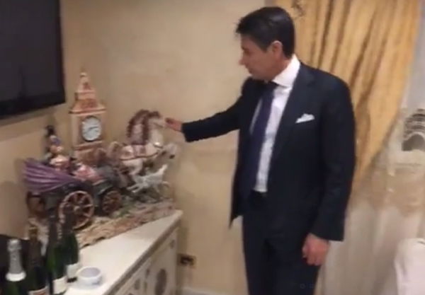 Il premier Giuseppe Conte e il tour nelle case dei Casamonica