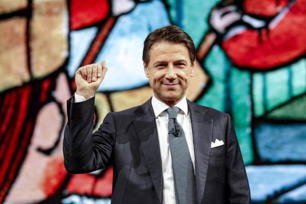 Conte ci presenta il provvedimento «tagliaforbici» (carta, sasso)