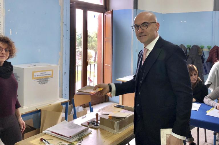 L’ex M5S Catello Vitiello fa passare un emendamento pro Lega: più morbidi abuso d’ufficio e peculato