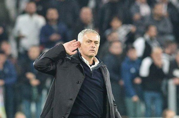 Il Manchester batte la Juve, e Mourinho festeggia con il gesto dell’orecchio ai tifosi bianconeri