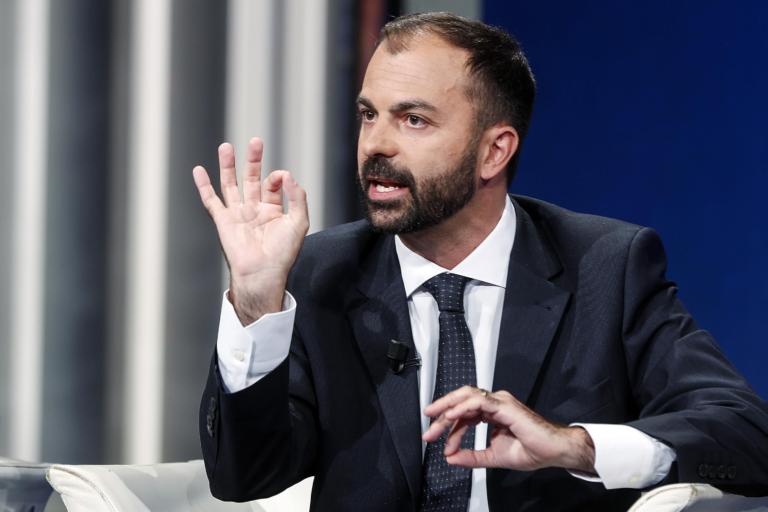 Fioramonti spiega le dimissioni citando Rodari e dice che per gli altri settori si trovano i milioni, ma per la scuola no