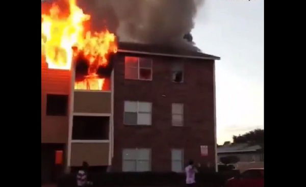 Usa, mamma getta il figlio dalla finestra e lo salva dall’incendio | VIDEO