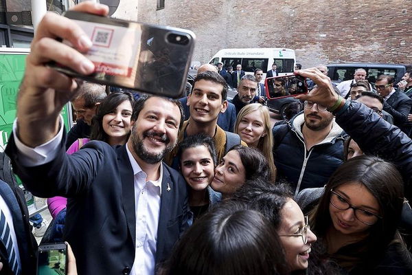 «Buffone, buffone!»: donna finisce in commissariato dopo aver contestato Salvini