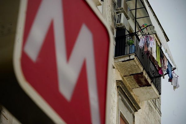 Napoli, ragazzo si getta sotto la metro e muore