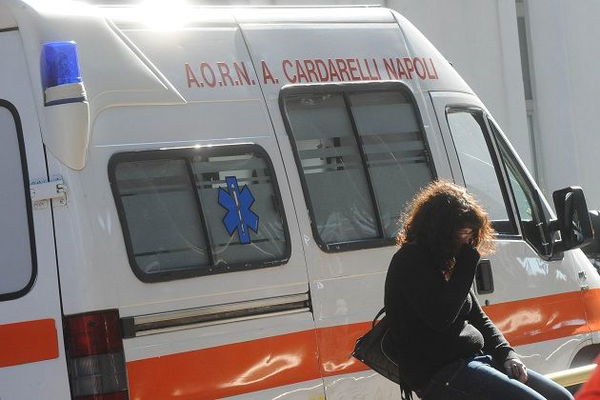 Incendio in una galleria della Napoli-Salerno, un operaio è grave: ricoverato con ustioni a mani e viso