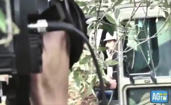 Lo show di Salvini: sulla ruspa per abbattere le ville dei Casamonica. Ma la patente? | VIDEO