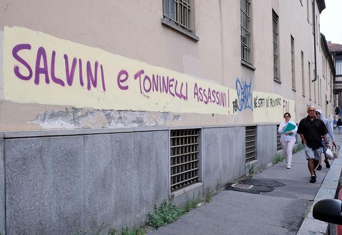 «Salvini appeso»: la scritta contro il vicepremier nel centro storico di Torino