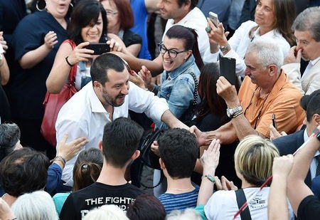 «Salvini appeso»: la scritta contro il vicepremier nel centro storico di Torino article-post