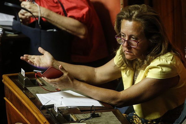 La senatrice ‘ribelle’ Fattori: «I 100mila euro di penale al M5S? Se mi cacciano li chiedo io»