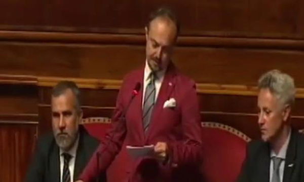 L’esilarante video del senatore M5S che prova il suo intervento mentre parla un collega