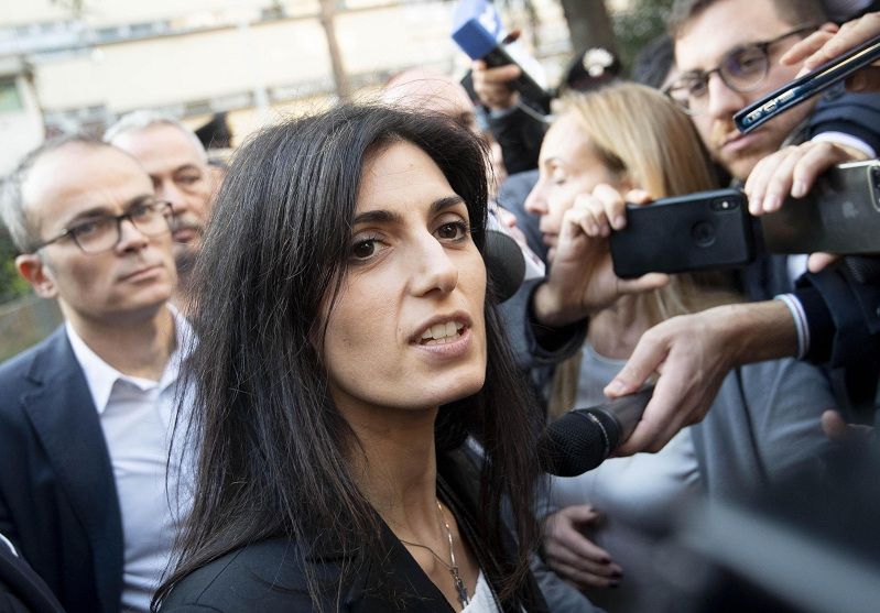 Virginia Raggi assolta, Di Maio e Di Battista attaccano i giornalisti: «Sciacalli», «Pennivendoli» article-post