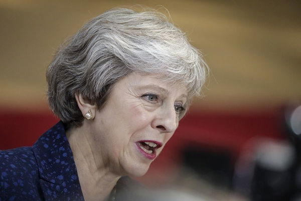 Gb, dopo l’accordo sulla Brexit si dimettono ministri e sottosegretari. Chiesta la sfiducia per May