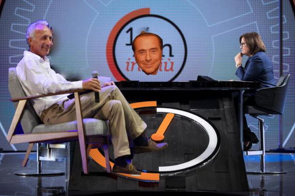 Travaglio provoca l’Annunziata sul conflitto d’interessi: «Scusali, Silvio»