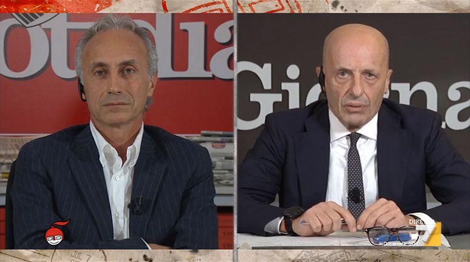 Travaglio-Sallusti, il duello in tv: «Raggi trattata da prostituta», «Voi avete trattato le ragazze di Arcore da prostitute» article-post