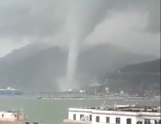 Crollano i capitelli decorativi della Reggia di Caserta, tromba d’aria a Salerno