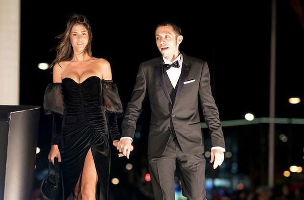 Valentino Rossi fa sul serio: al gala per mano con la nuova fidanzata