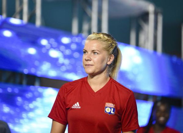 La richiesta sessista alla vincitrice del pallone d’oro femminile durante la premiazione | VIDEO