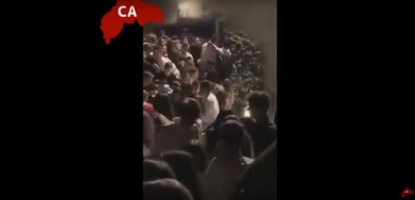 Ancona, il video del crollo della balaustra fuori dalla discoteca di Corinaldo