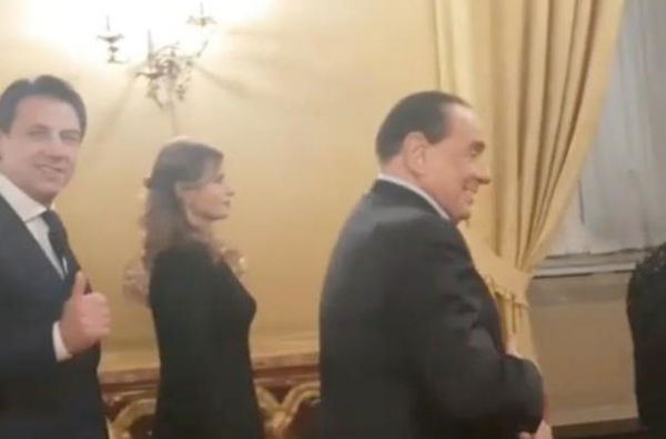Berlusconi ha trollato Giuseppe Conte davanti alle telecamere | VIDEO