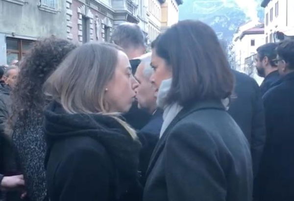 Da donna a donna, l’abbraccio di Laura Boldrini alla fidanzata di Antonio Megalizzi