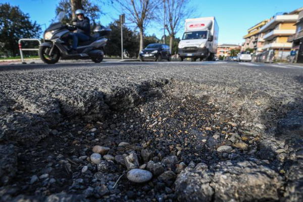 I militari asfaltano il governo: «Vadano i parlamentari a tappare le buche di Roma»