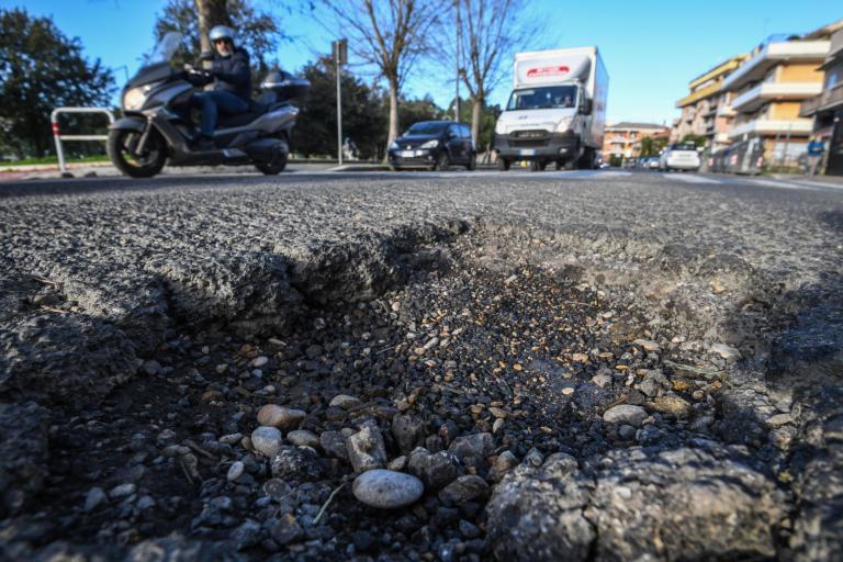 M5S di Roma: «Far riparare le buche ai privati? Fake news»