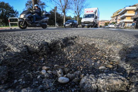 M5S di Roma: «Far riparare le buche ai privati? Fake news» article-post