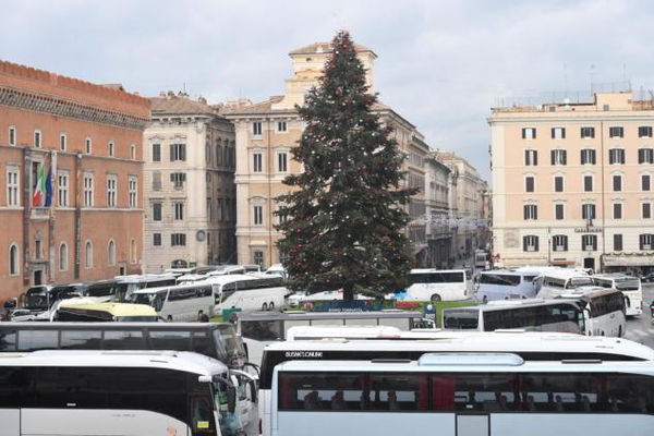 I bus turistici in protesta paralizzano Roma e occupano piazza Venezia