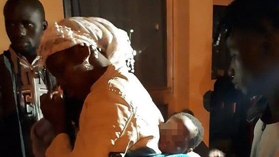 Migranti, la prima donna con bambino vittima del decreto Salvini
