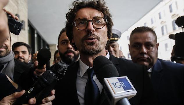 Toninelli: «Genova si rialzerà in qualche mese, massimo anni»