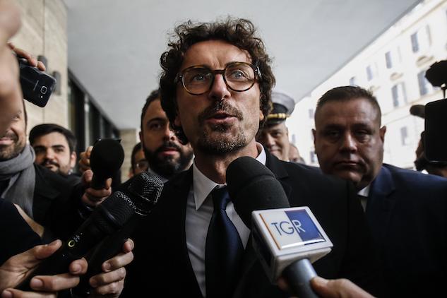 Toninelli: «Genova si rialzerà in qualche mese, massimo anni» article-post