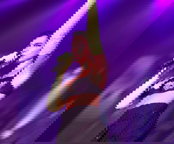 Dua Lipa: panico al concerto a Shanghai, la cantante in lacrime