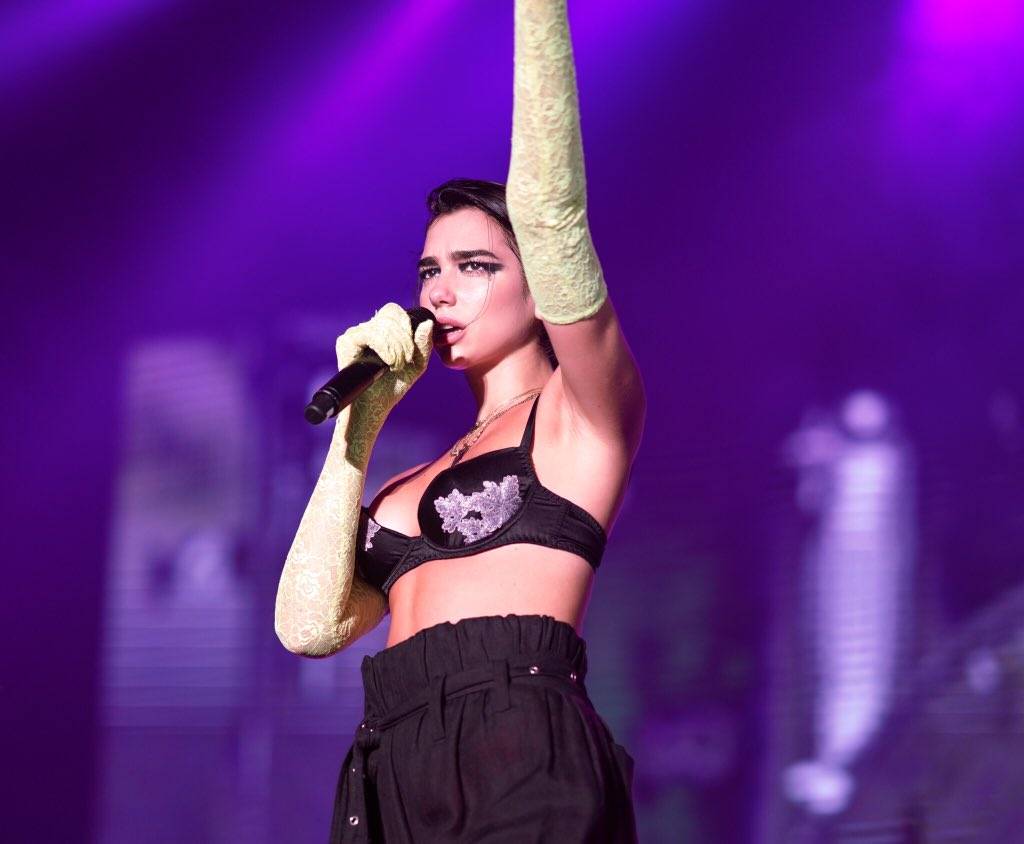 Dua Lipa: panico al concerto a Shanghai, la cantante in lacrime article-post