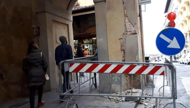 Firenze, camion urta e distrugge colonna del Vasariano