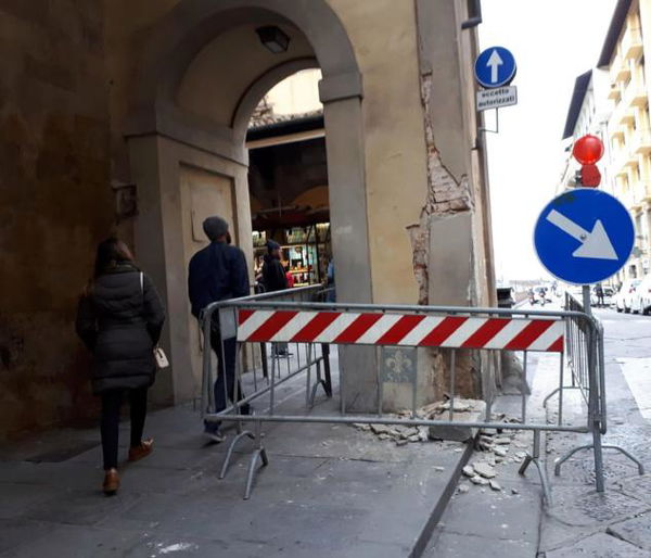 Firenze, furgone urta e e danneggia la colonna del corridoio del Vasariano
