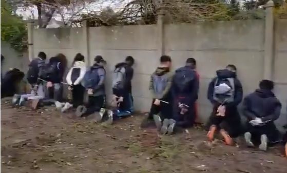 Studenti fatti inginocchiare davanti a un muro. Le immagini che hanno scioccato la Francia | VIDEO