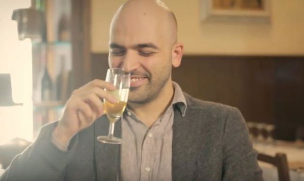 Fusaro scambia la pipì di Gomorra per Dom Pérignon