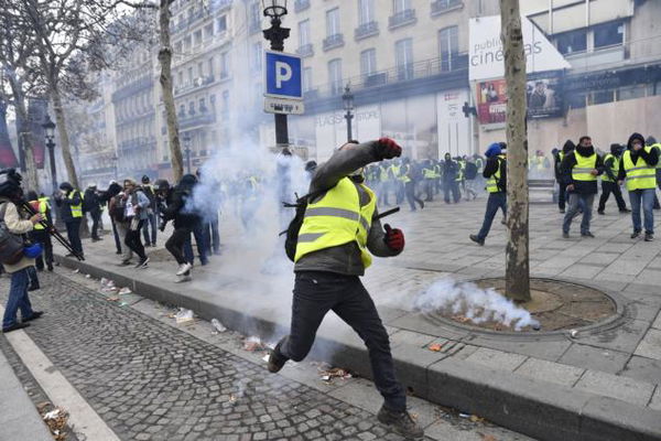 La manifestazione dei gilet gialli sconfina dalla Francia e arriva anche in Italia