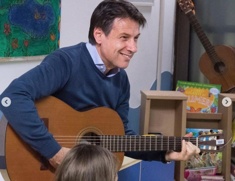 La foto ritoccata con Giuseppe Conte che suona la chitarra con il barrè