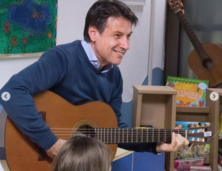 La foto ritoccata con Giuseppe Conte che suona la chitarra con il barrè article-post