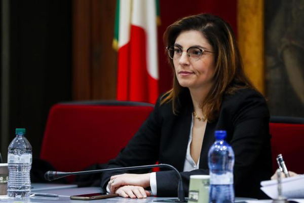 Laura Castelli disconosce il funzionamento delle onlus e del Terzo settore